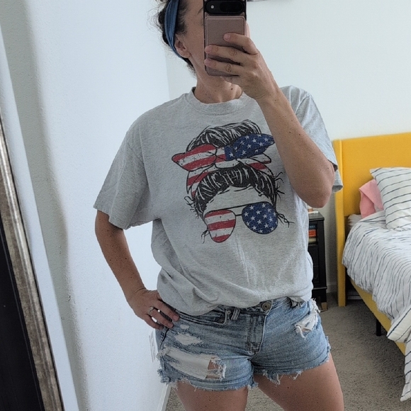 4/$12 American Flag Mama Messy Bun Graphic T-Shirt Large Gray Red White Blue - Picture 2 of 9